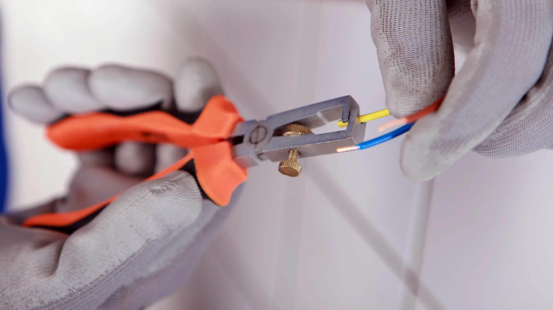 Électricien professionnel en intervention à Paris